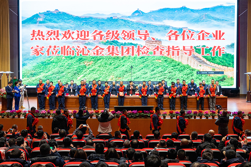 受表彰劳动模范领奖.jpg
